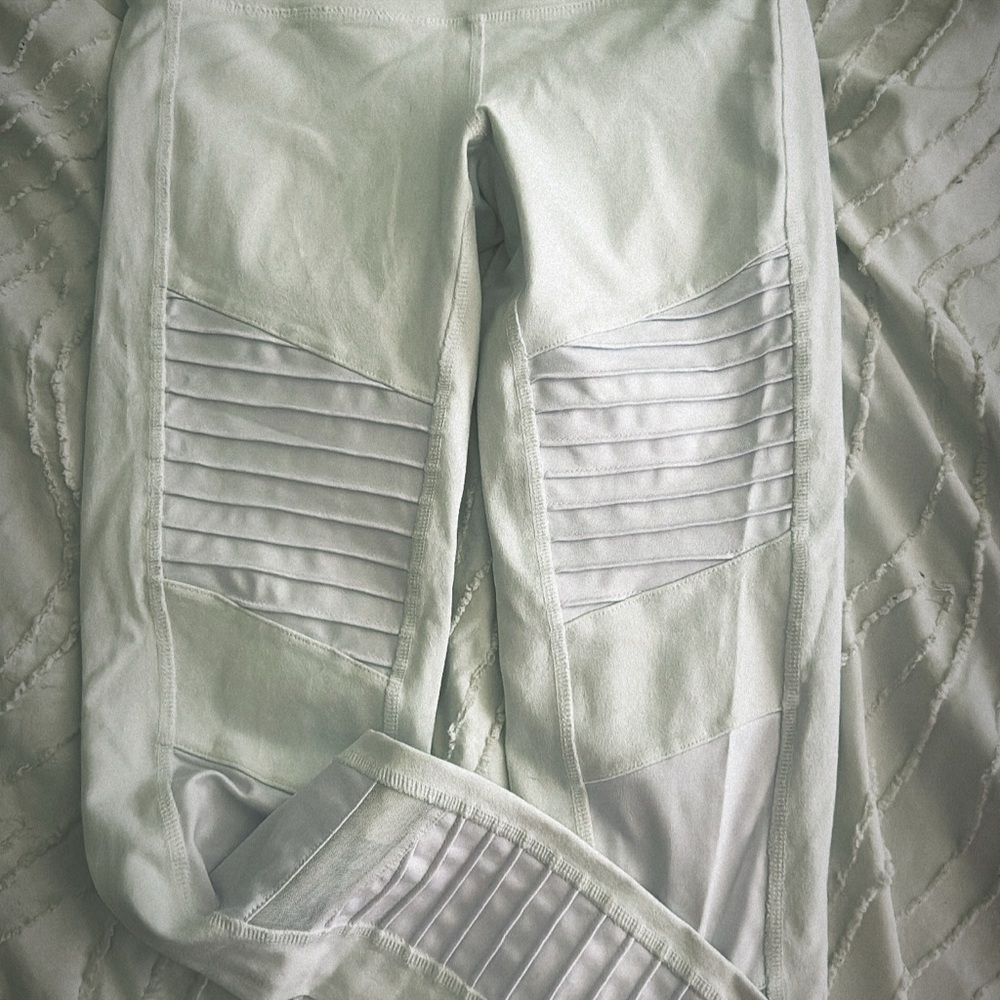 ALO Yoga Light Gray Activewear